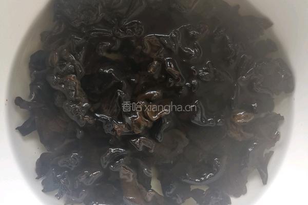 凉拌木耳的做法图解1
