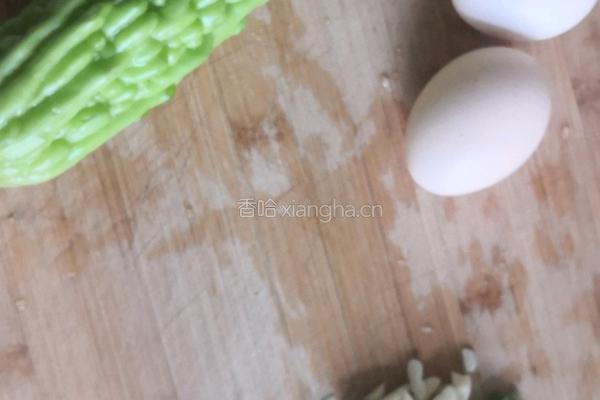 苦尽甘来之苦瓜炒蛋的做法图解1