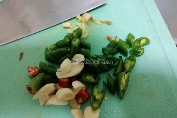 胡萝卜炒肉的做法图解1