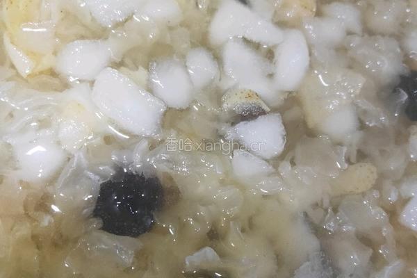 银耳雪梨羹的做法图解3