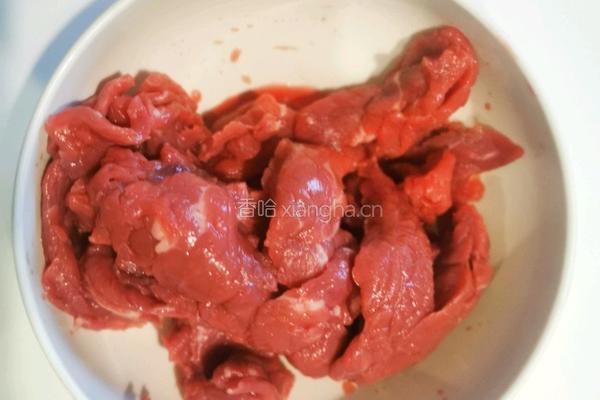 好吃停不下嘴的青椒炒嫩牛肉的做法图解1
