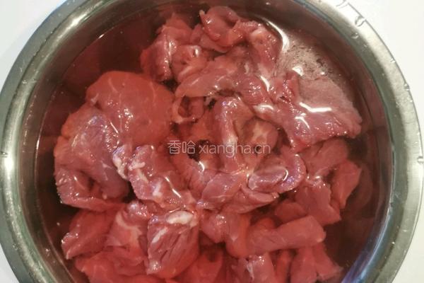 好吃停不下嘴的青椒炒嫩牛肉的做法图解2