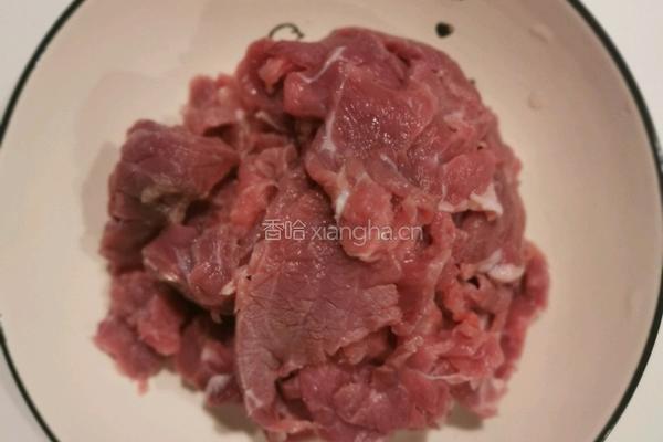 好吃停不下嘴的青椒炒嫩牛肉的做法图解3