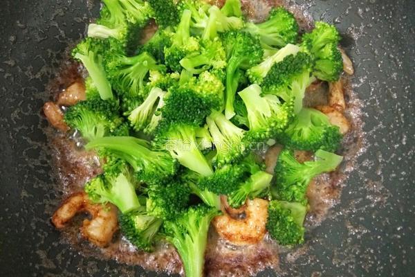 西兰花炒虾仁的做法图解8
