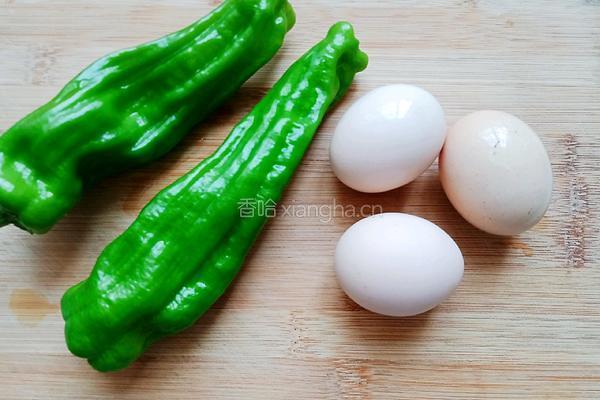 青椒炒蛋的做法图解1