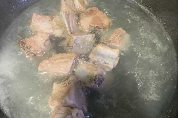 红烧排骨土豆的做法图解1