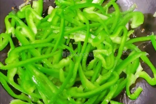 甘蓝炒辣椒的做法图解5