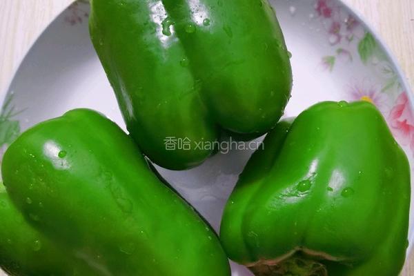 蘑菇炒尖椒的做法图解2