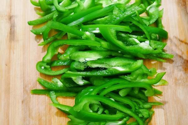 蘑菇炒尖椒的做法图解3