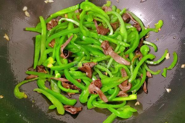 蘑菇炒尖椒的做法图解9