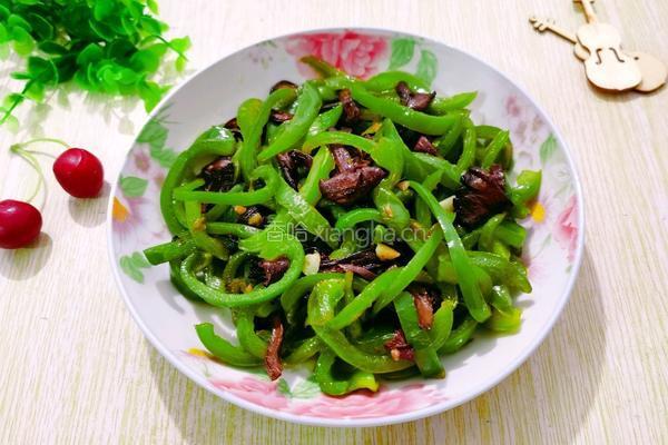 蘑菇炒尖椒的做法图解12