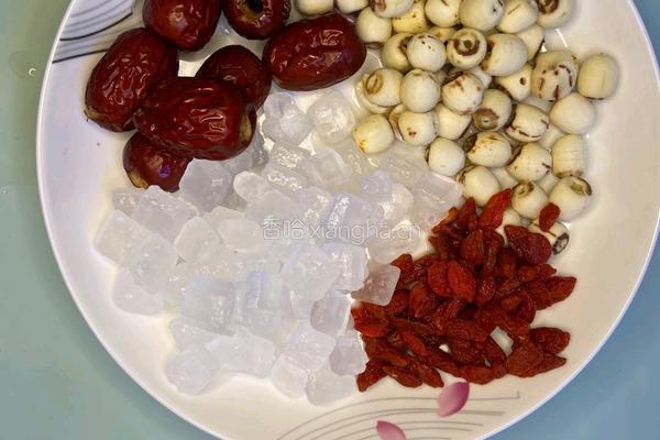 牛奶银耳桃胶莲子羹的做法图解2