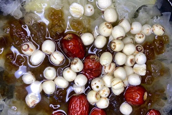牛奶银耳桃胶莲子羹的做法图解3