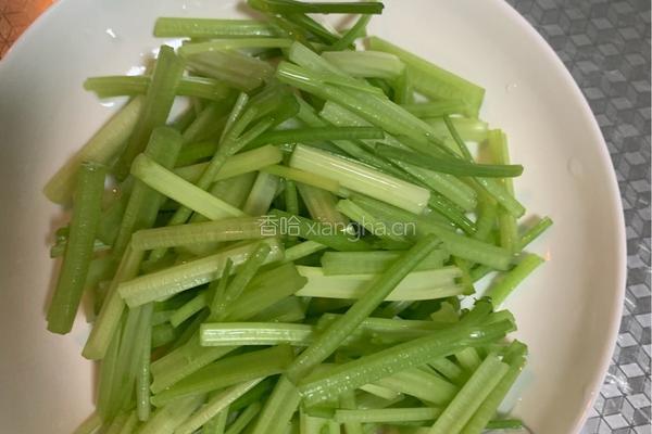 麻辣面筋炒芹菜的做法图解3