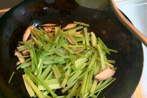 麻辣面筋炒芹菜的做法图解5