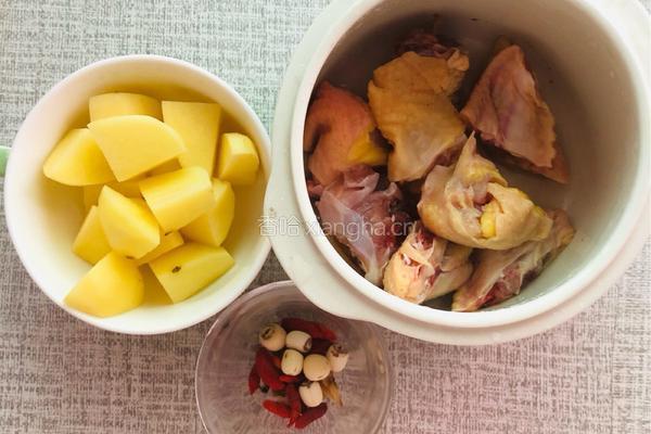 土豆鸡汤的做法图解1