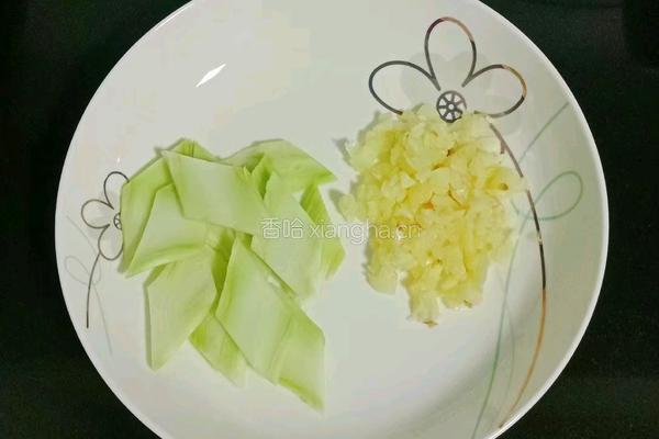 西蓝花炒胡萝卜的做法图解3