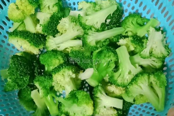 西蓝花炒胡萝卜的做法图解6