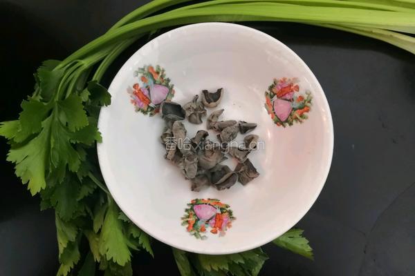爆炒西芹木耳的做法图解1