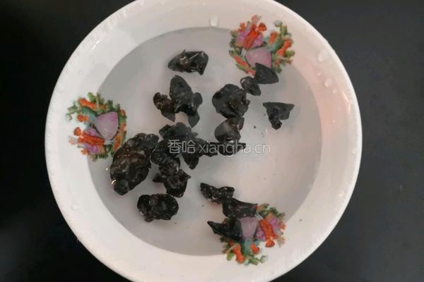 爆炒西芹木耳的做法图解2