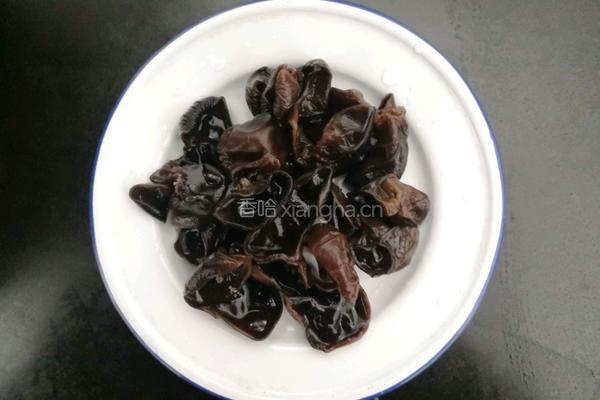 爆炒西芹木耳的做法图解3