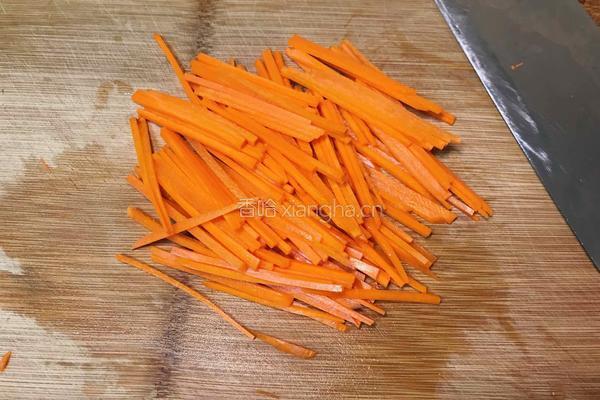 芦笋胡萝卜炒肉丝的做法图解2