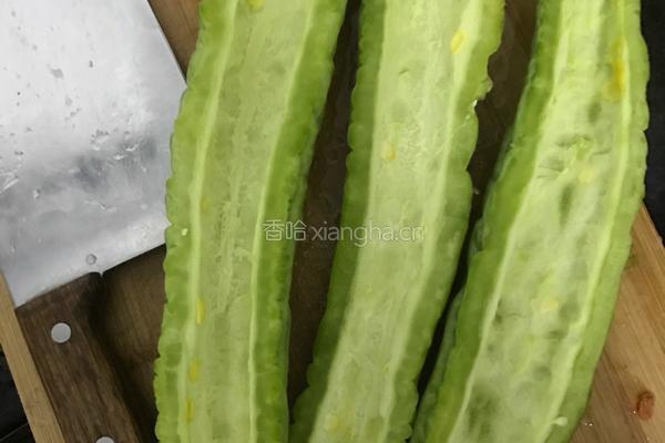 苦瓜炒蛋的做法图解1