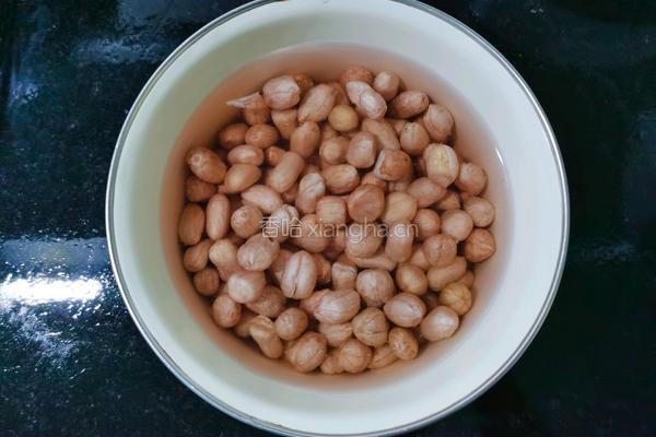 凉拌芹菜花生的做法图解1