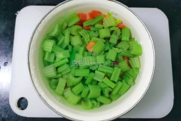 凉拌芹菜花生的做法图解4