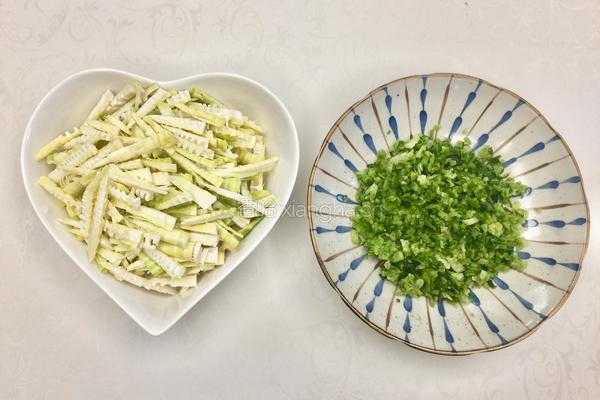 雪菜炒竹笋的做法图解2