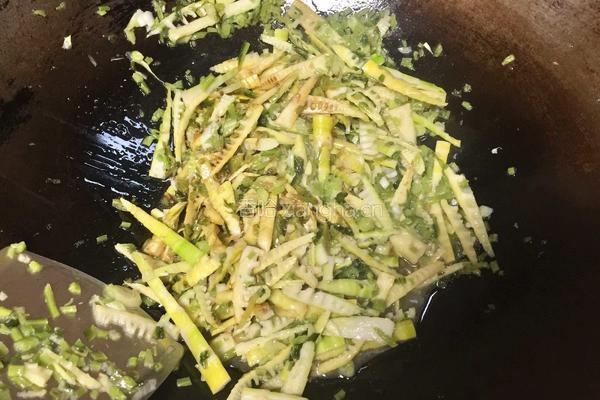 雪菜炒竹笋的做法图解7