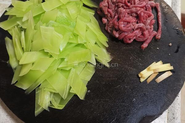 牛肉丝炒莴笋片的做法图解1