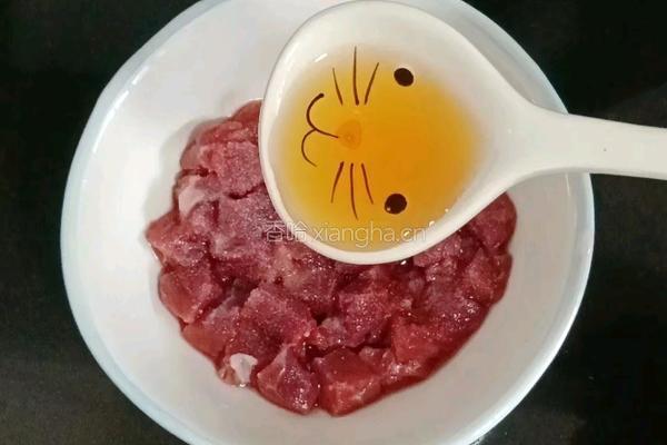 芹菜丁炒牛肉的做法图解3