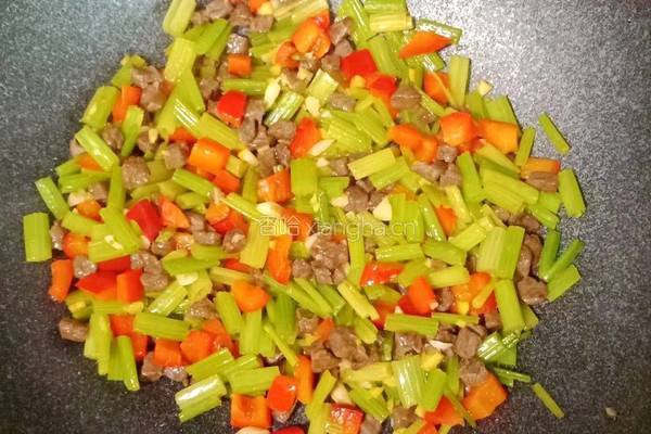 芹菜丁炒牛肉的做法图解18