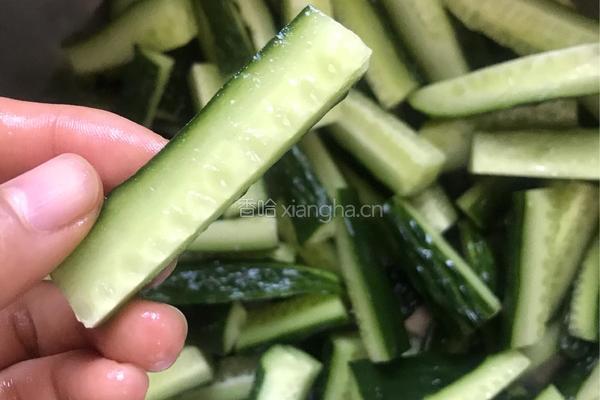 爽口开胃的酸辣黄瓜条的做法图解1