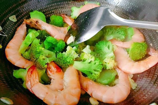 西兰花炒虾的做法图解10