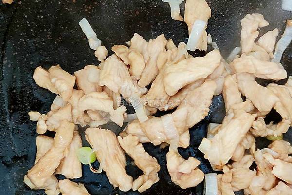 蒜苔炒鸡肉的做法图解2