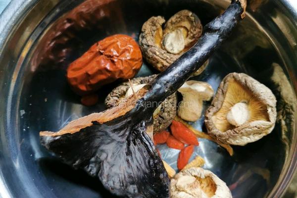 筒骨玉米汤的做法图解4