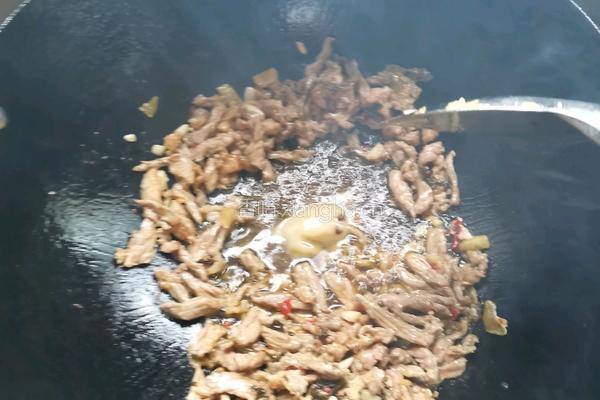 茄子酸菜炒牛肉的做法图解3