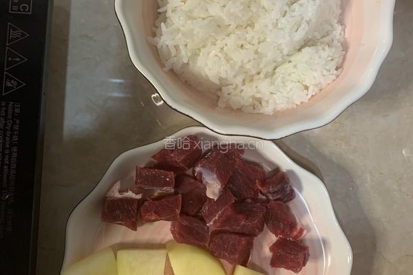 土豆牛肉闷饭的做法图解1