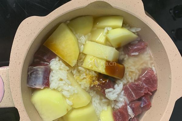 土豆牛肉闷饭的做法图解2