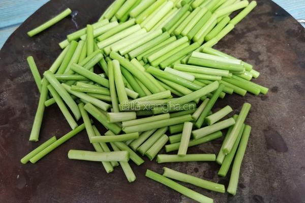 蒜苔炒鸡蛋的做法图解3