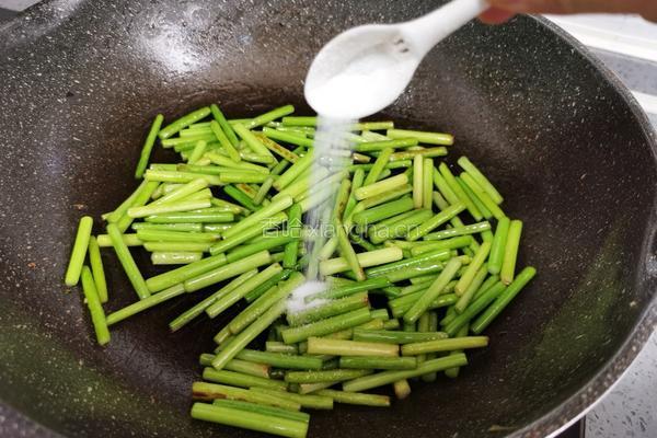 蒜苔炒鸡蛋的做法图解8