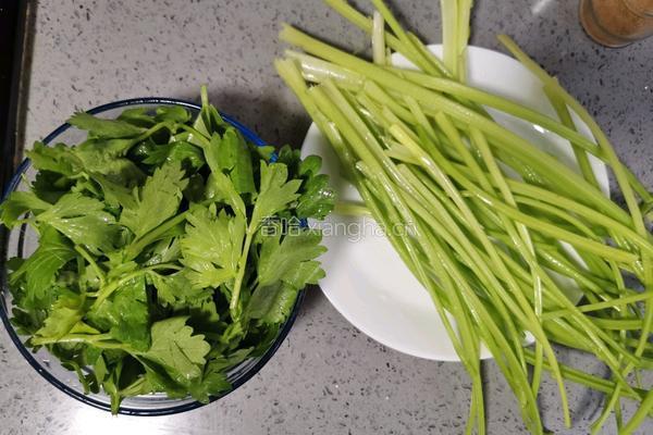 小麦芹炒牛肉的做法图解3