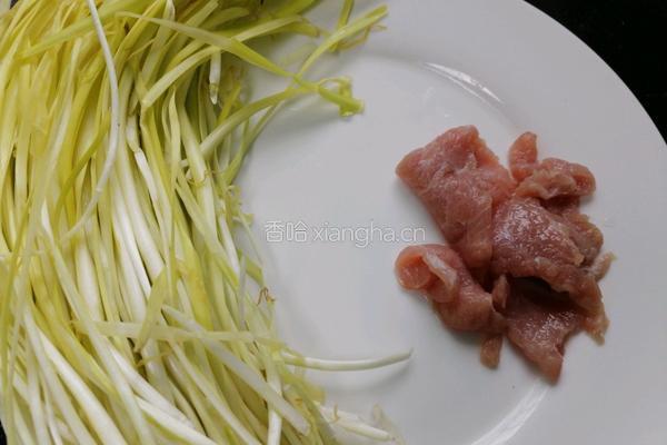 韭黄炒肉丝的做法图解1