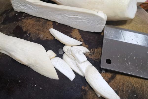 鸡腿菇炒肉的做法图解2