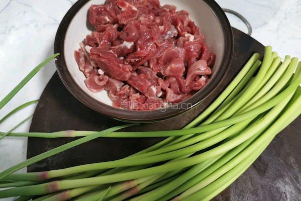 蒜苔炒牛肉的做法图解1