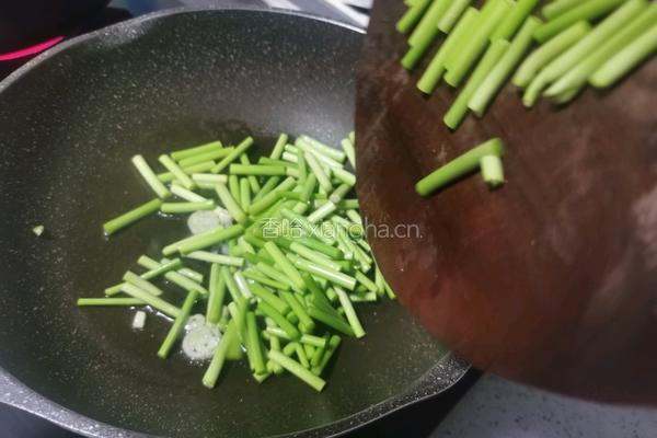 蒜苔炒牛肉的做法图解12