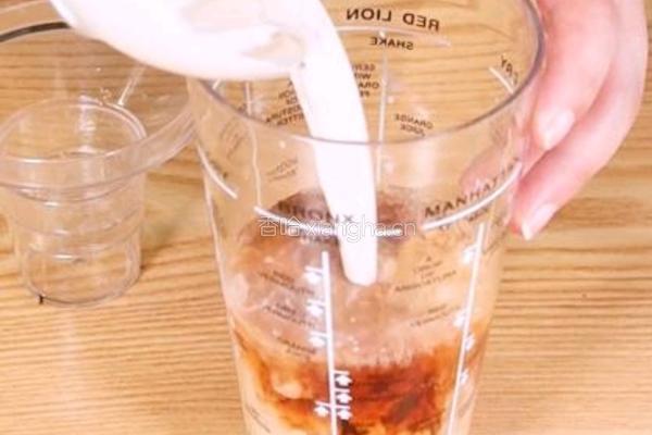 黑糖珍珠鲜奶茶的做法图解2