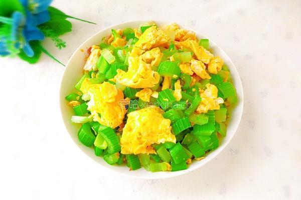 芹菜炒鸡蛋的做法图解1